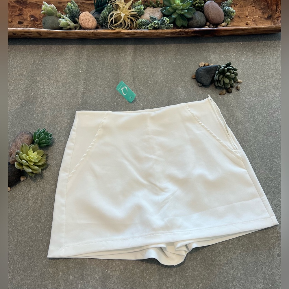 Q White Skort